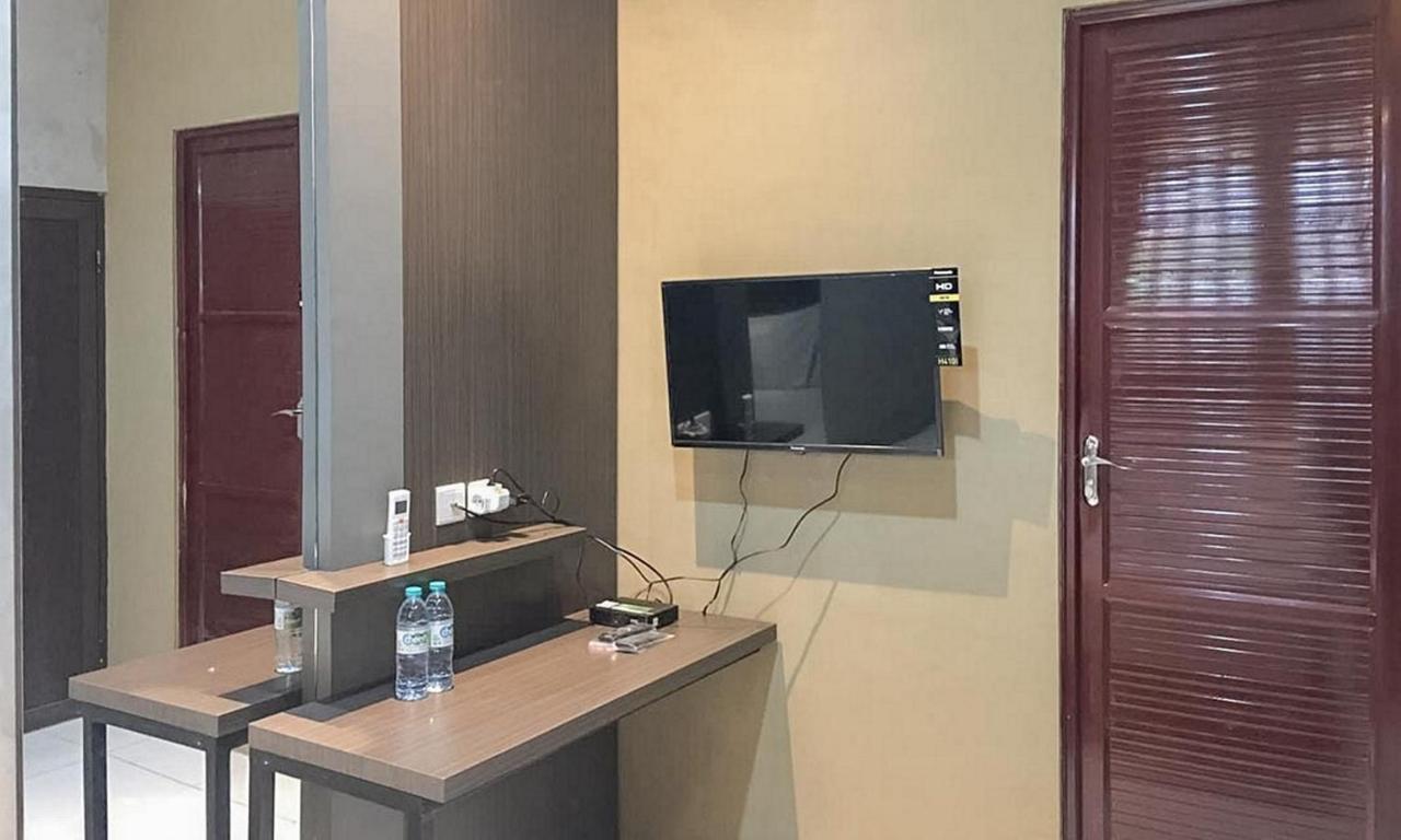 RedDoorz near Wisata Paribendo Lawang Hotel Bagian luar foto