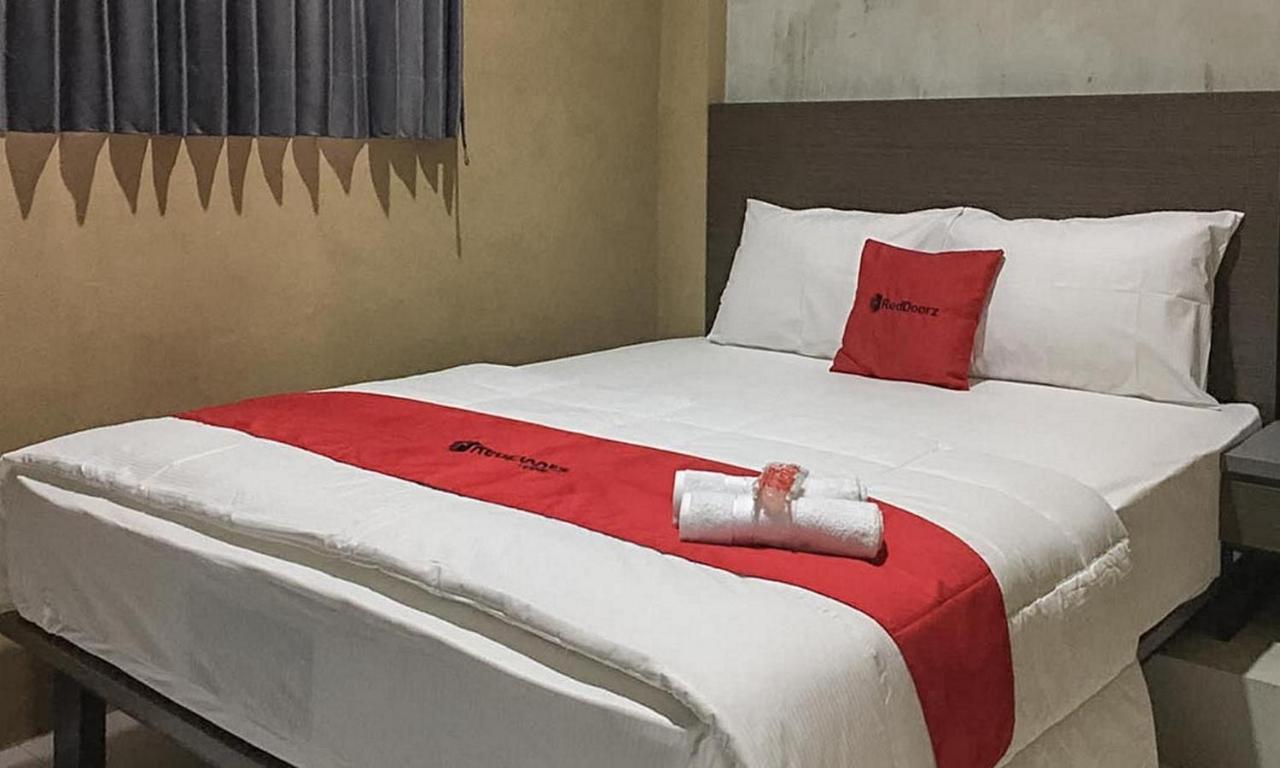 RedDoorz near Wisata Paribendo Lawang Hotel Bagian luar foto