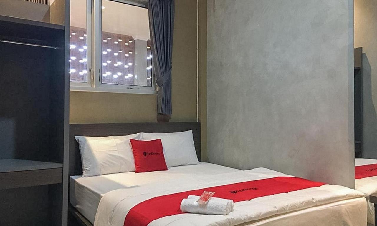 RedDoorz near Wisata Paribendo Lawang Hotel Bagian luar foto